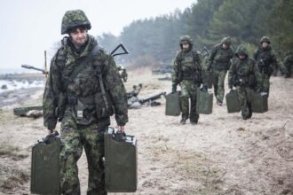 focuri de avertisment si gaze lacrimogene la granita cu belarusul militarii letoni opresc migrantii care incearca sa treaca frontiera 6a60fc8257019