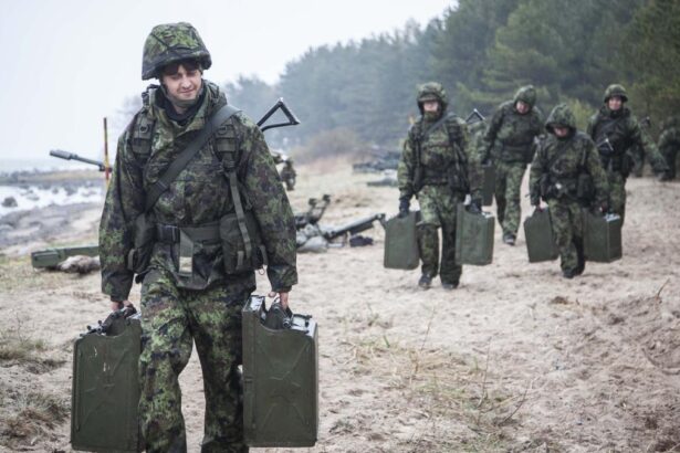 focuri de avertisment si gaze lacrimogene la granita cu belarusul militarii letoni opresc migrantii care incearca sa treaca frontiera 6a60fc8257019