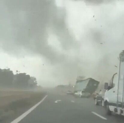 imagini incredibile pe o autostrada din franta cu tiruri rasturnate de rafale de vant 6a59e630bedff