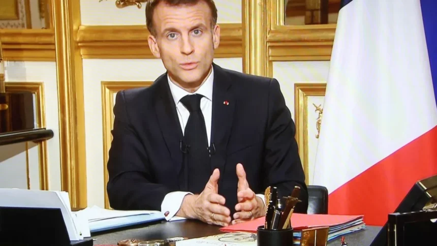incendiile de vegetatie fac ravagii in franta emmanuel macron participa la o reuniune de criza 6a6735a63ed91