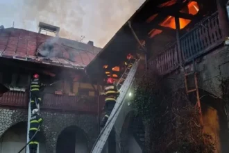 incendiu foarte puternic in cadrul manastirii bisericani pompierii intervin de urgenta mai ales ca focul s a extins spre arhiva manastirii 6a6c14dcb18c3