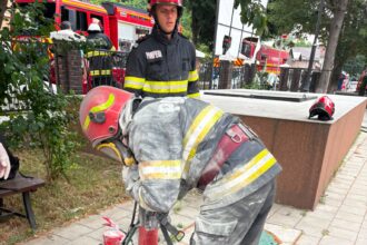 incendiu la centrul de plasament din pascani degajari mari de fum pompierii intervin pentru stingerea focului 6a477852d57a0