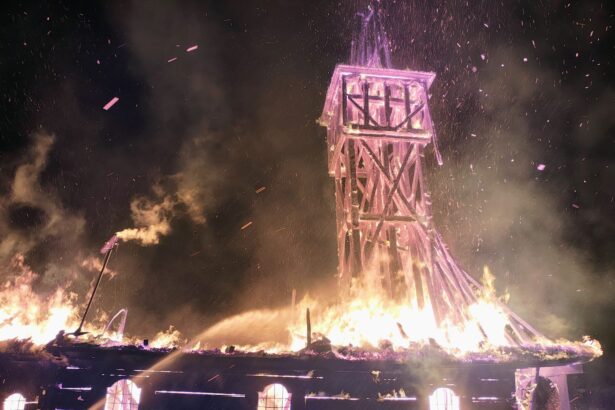 incendiu violent la o biserica de lemn din maramures flacarile au cuprins si turla de 25 de metri 6a47345abd3db