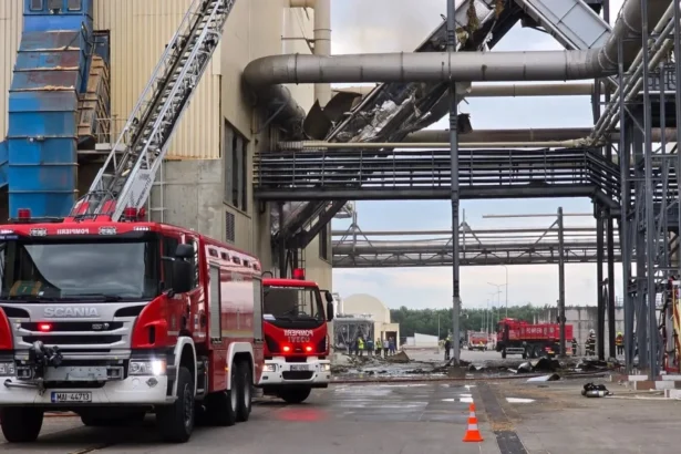 incendiul de la fabrica din brasov a fost lichidat trei autospeciale vor supraveghea zona 6a61c1230bdd1