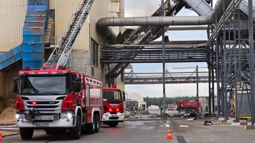 incendiul de la fabrica din brasov a fost lichidat trei autospeciale vor supraveghea zona 6a61c1230bdd1