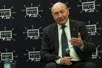 intrebarea lui basescu pentru nicusor dan in plina criza politica ce articol din constitutie iti spune ca trebuie sa ai confirmarea voturilor inainte de votul din parlament 6a6677a56010f