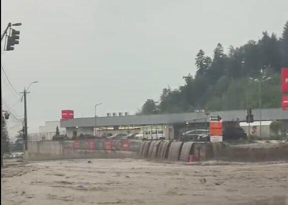 inundatii in centrul statiunii busteni circulatia pe dn1 este ingreunata 6a5cc3ca11da0