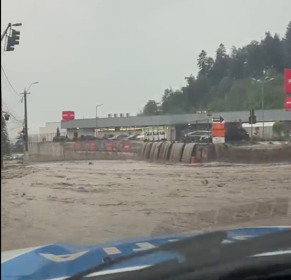 inundatii in centrul statiunii busteni circulatia pe dn1 este ingreunata 6a5cc3ca11da0