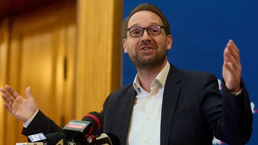liderul usr dominic fritz nu da doi bani pe legea salarizarii nu e un capat de tara soarta tarii nu depinde de aceasta 6a6c1be1eb37e