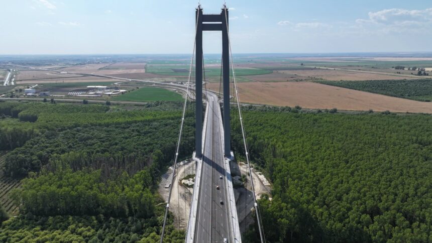 lucrari de asfaltare pe podul suspendat peste dunare in zona braila 6a4b8a7db9624