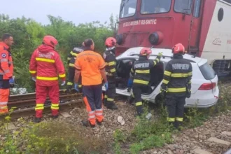 masina spulberata de tren in iasi doua persoane au murit autoturismul a fost tarat 150 de metri de locomotiva 6a60d216e6983