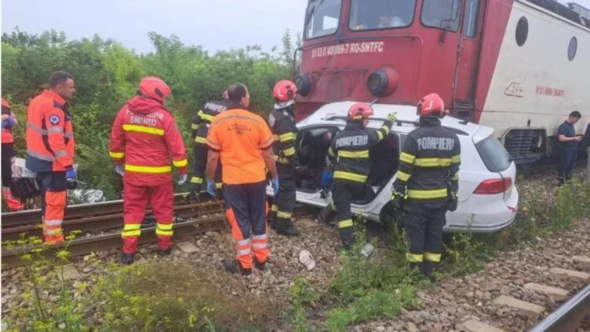 masina spulberata de tren in iasi doua persoane au murit autoturismul a fost tarat 150 de metri de locomotiva 6a60d216e6983