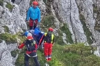 momente critice in piatra craiului patru turisti au fost la un pas de o tragedie interventia eroica a salvamontistilor din zarnesti 6a653e108755c