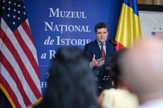 nicusor dan si ambasadorul sua la bucuresti ii indeamna pe romani sa viziteze expozitia de arta dedicata americii 6a58fbf556ea8
