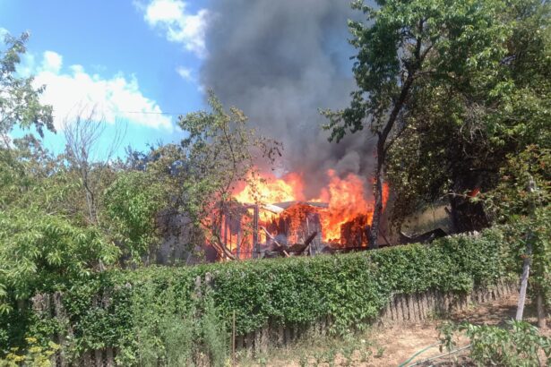 o cabana din lemn a ars complet in hunedoara pompierii au mers un kilometru pe jos pentru a stinge incendiul 6a52331a35749