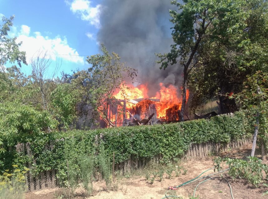 o cabana din lemn a ars complet in hunedoara pompierii au mers un kilometru pe jos pentru a stinge incendiul 6a52331a35749