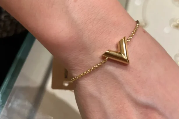 o cunoscuta influencerita din romania a fost prinsa cu o bratara de 36 500 de euro la mana pe care chiar ea o furase 6a617ba7220a0