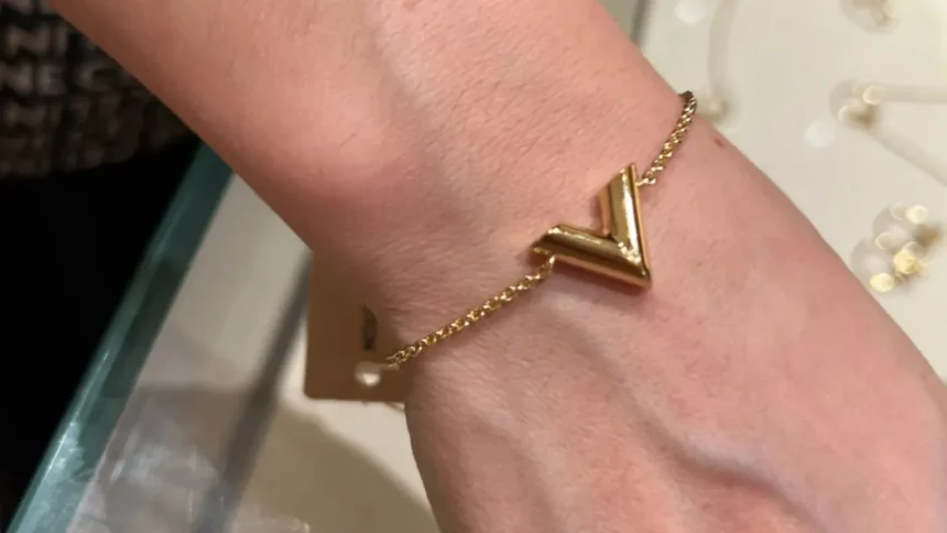 o cunoscuta influencerita din romania a fost prinsa cu o bratara de 36 500 de euro la mana pe care chiar ea o furase 6a617ba7220a0