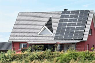 panourile solare fac mai mult decat sa reduca factura la energie beneficiile mai putin cunoscute care iti pot raci locuinta si creste valoarea casei 6a4f3ba8e61fe