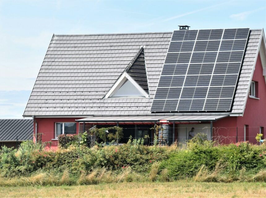 panourile solare fac mai mult decat sa reduca factura la energie beneficiile mai putin cunoscute care iti pot raci locuinta si creste valoarea casei 6a4f3ba8e61fe