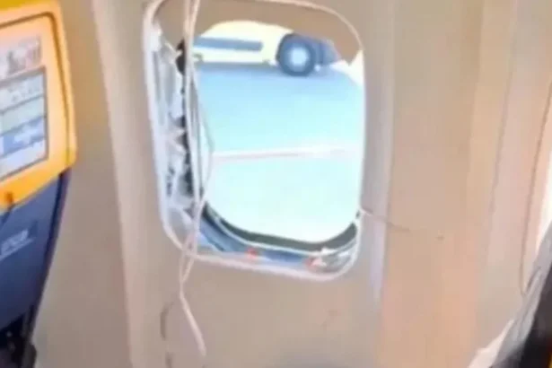 pasagerul care a fost aproape aspirat prin hubloul spart al unui avion rupe tacerea si acuza echipajul 6a60f28fe3dcd