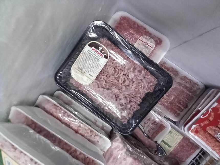 pericol pe rafturi anpc a descoperit produse expirate mucegai si carne pastrata necorespunzator 6a47af4b1045d