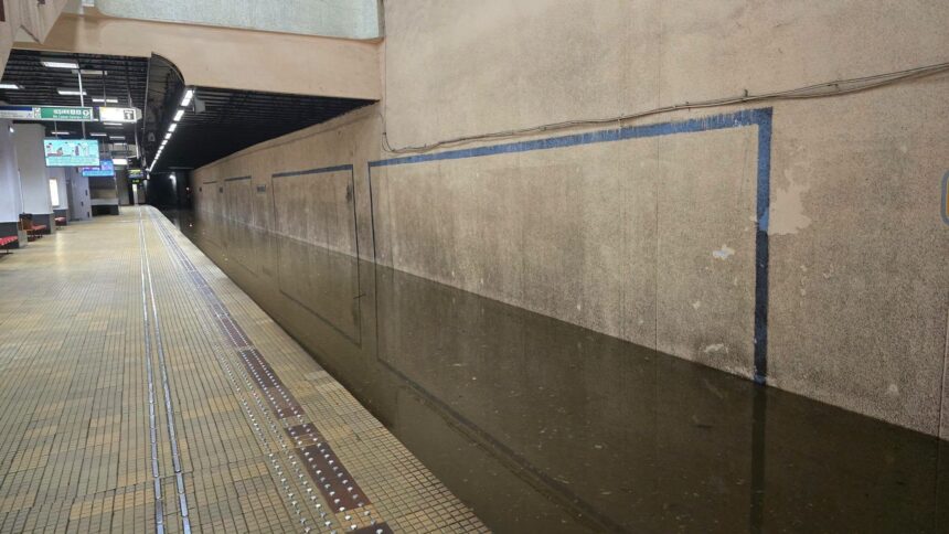 ploile au dat batai de cap in bucuresti o importanta statie de metrou inchisa dupa ce a fost inundata 6a44996b60de8