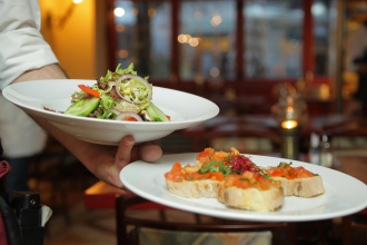 romanii taie iesirile la restaurant vanzarile s au prabusit cu pana la 50 iar tot mai multi impart o portie la doua persoane 6a639f38afcb6
