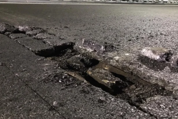 sentinta cu miza mare pentru soferi cnair amendata de politie dupa ce o masina a fost avariata intr o groapa pe un drum ce fusese reparat 6a6afb99cca97