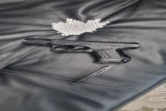 tanar retinut dupa ce ar fi tras cu o arma airsoft asupra unui barbat in urma unui conflict 6a69b11fed394