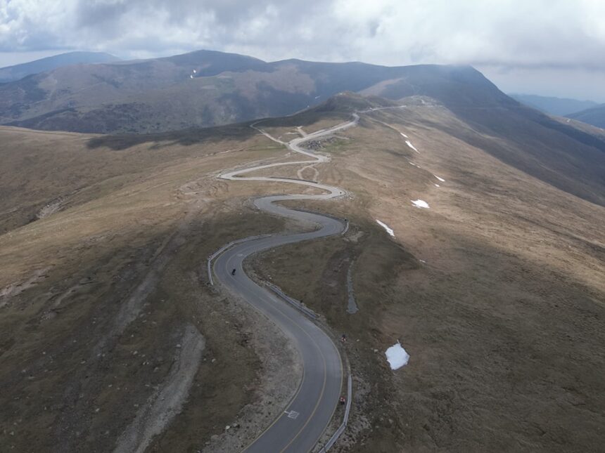 trafic blocat pe transalpina din cauza aluviunilor ajunse pe sosea 6a450fec20894