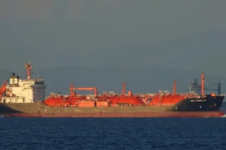 ultimele date despre petrolierul lovit de rachete in apropiere de romania autoritatea navala romana incendiul de la bordul navei gas lisbon a scazut in intensitate 6a608bdee063d