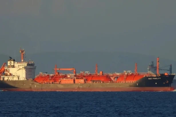 ultimele date despre petrolierul lovit de rachete in apropiere de romania autoritatea navala romana incendiul de la bordul navei gas lisbon a scazut in intensitate 6a608bdee063d