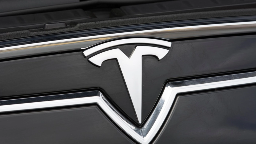 un trimestru sub asteptari pentru compania americana tesla a dus la scaderea actiunilor sale la bursa de pe wall street 6a61b2d08aa23