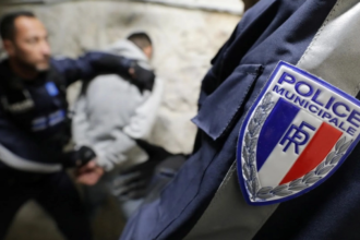 video allah este cel care mi a ordonat teroare in paris un barbat a iesit pe strada cu doua cutite si a atacat femei la intamplare inclusiv o gravida 6a6774ed709d5
