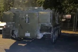 video doi militari britanici beti au furat o blindata de 15 tone si au distrus mai multe masini 6a67b7bb31100