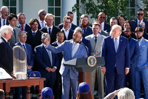 video donald trump a primit un inel de campion al world series de la jucatorii echipei la dodgers 6a635a1384cce