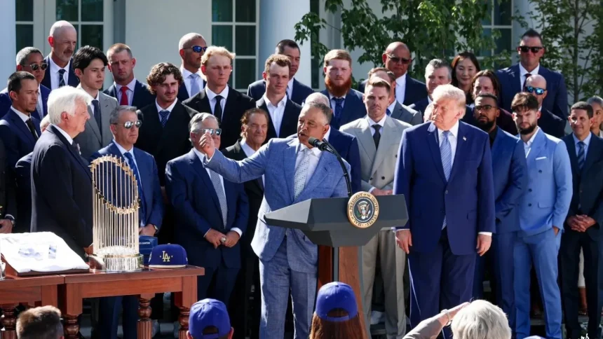 video donald trump a primit un inel de campion al world series de la jucatorii echipei la dodgers 6a635a1384cce