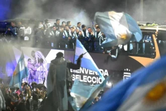 video mii de suporteri au iesit pe strazile din buenos aires pentru a intampina selectionata argentinei leo messi a lipsit incidente violente 6a5f2d584add4