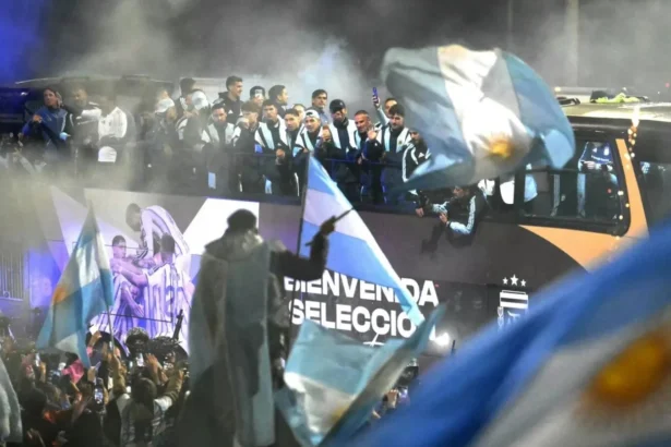video mii de suporteri au iesit pe strazile din buenos aires pentru a intampina selectionata argentinei leo messi a lipsit incidente violente 6a5f2d584add4