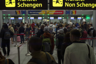 video perchezitii de amploare la aeroportul otopeni angajatii unei companii furau tot ce prindeau din avioane si din bagajele calatorilor 6a6adbfac18c5