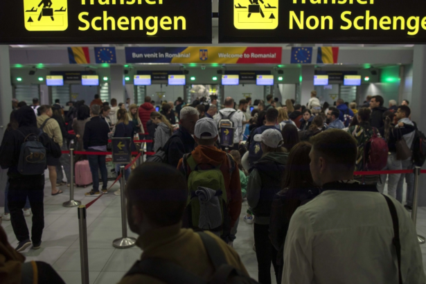 video perchezitii de amploare la aeroportul otopeni angajatii unei companii furau tot ce prindeau din avioane si din bagajele calatorilor 6a6adbfac18c5