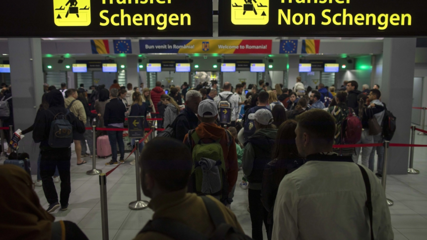 video perchezitii de amploare la aeroportul otopeni angajatii unei companii furau tot ce prindeau din avioane si din bagajele calatorilor 6a6adbfac18c5