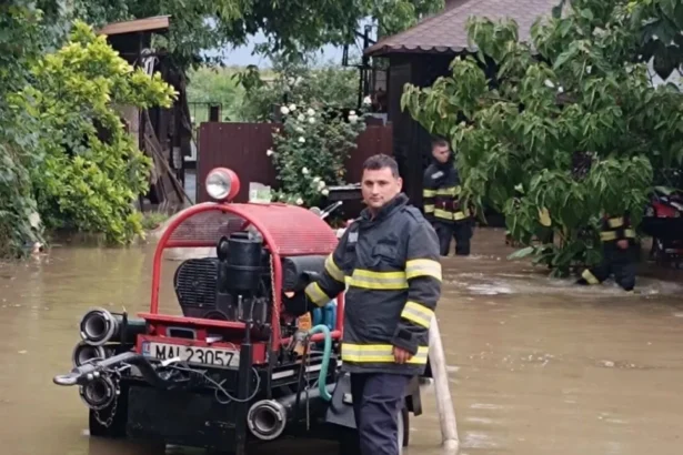 video ploile torentiale au facut prapad in mai multe localitati din prahova pompierii au intervenit in zeci de situatii iar o persoana varstnica a fost salvata din calea apelor 6a6092c16fd7a