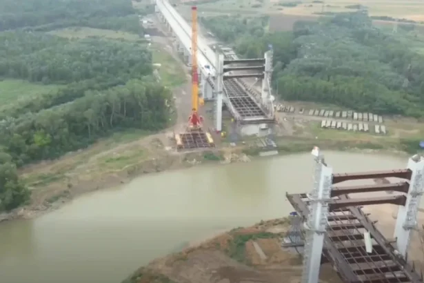 video s au blocat lucarile la drumul expres care leaga doua provincii istorice ale romaniei podul hobanat o lucrare unica in tara noastra intarziat din cauza ploilor 6a624a3440932