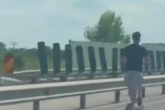 video un tanar si a riscat viata si a mers cu trotineta electrica pe autostrada soferii treceau cu viteza pe langa el 6a638da671e52