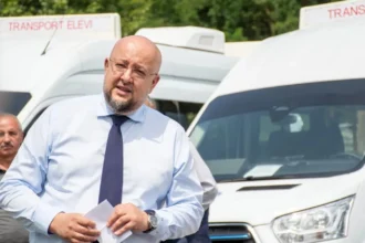 video vesti bune pentru elevii din valcea inca 20 de microbuze electrice moderne pentru transportul scolar 6a678225ed04a
