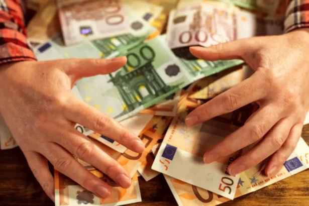 au gasit 86 000 de euro intr o mobila aruncata pe strada si au predat o autoritatilor dar povestea a avut un final neasteptat 6a7e2f49b1b13