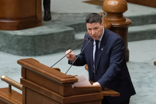 aur a racolat un senator efectivele grupului pace s au micsorat pana la numarul minim pentru functionare 6a7336299a197