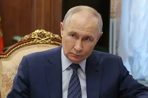 blestemul lui august a lovit puternic rusia vladimir putin mai ascunde cu greu dezastrul in trecut de augustul negru s a pus la cale o lovitura de stat 6a8bd5d20f200